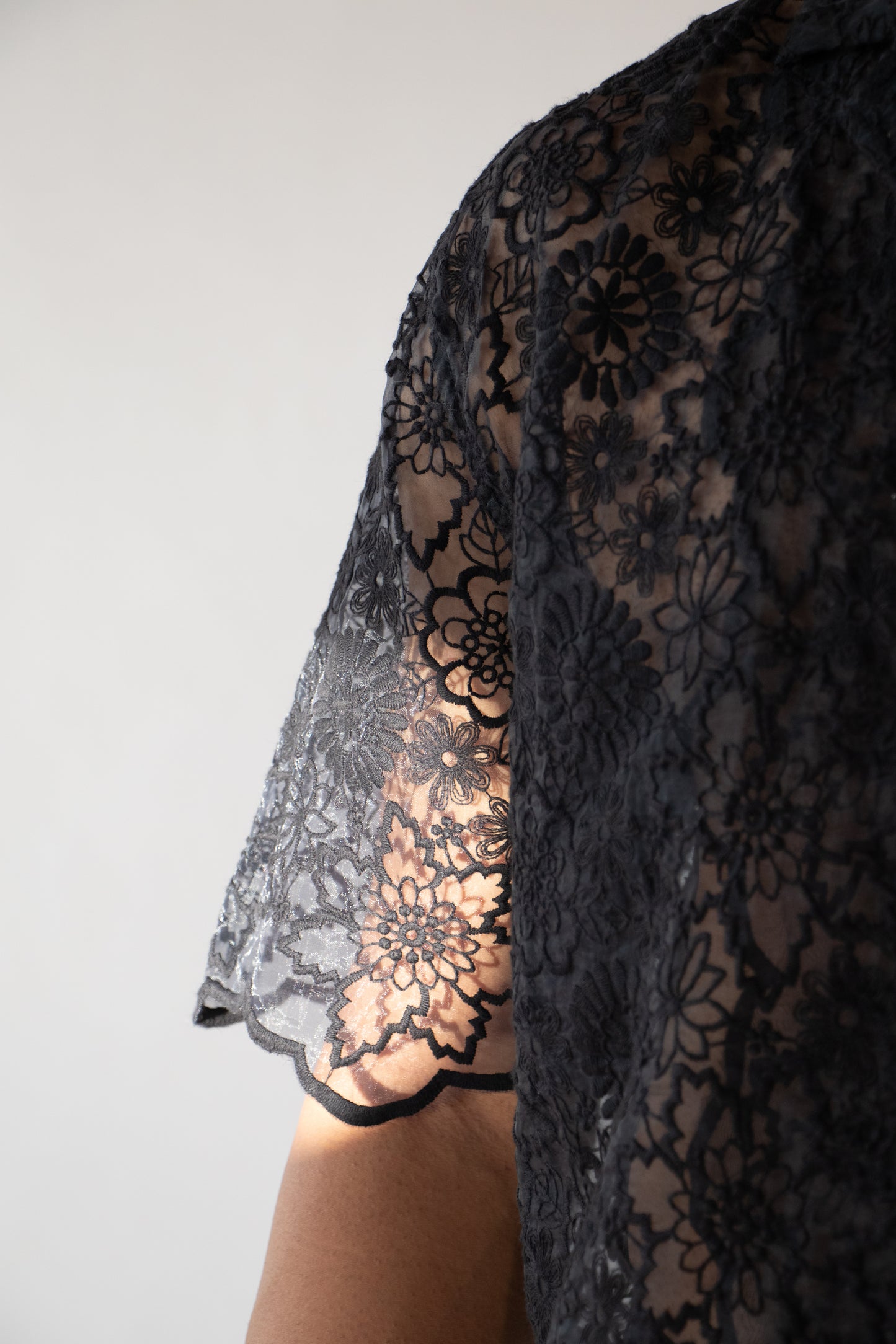1 OF 10  THE EMBROIDERED CURTAIN SHIRT