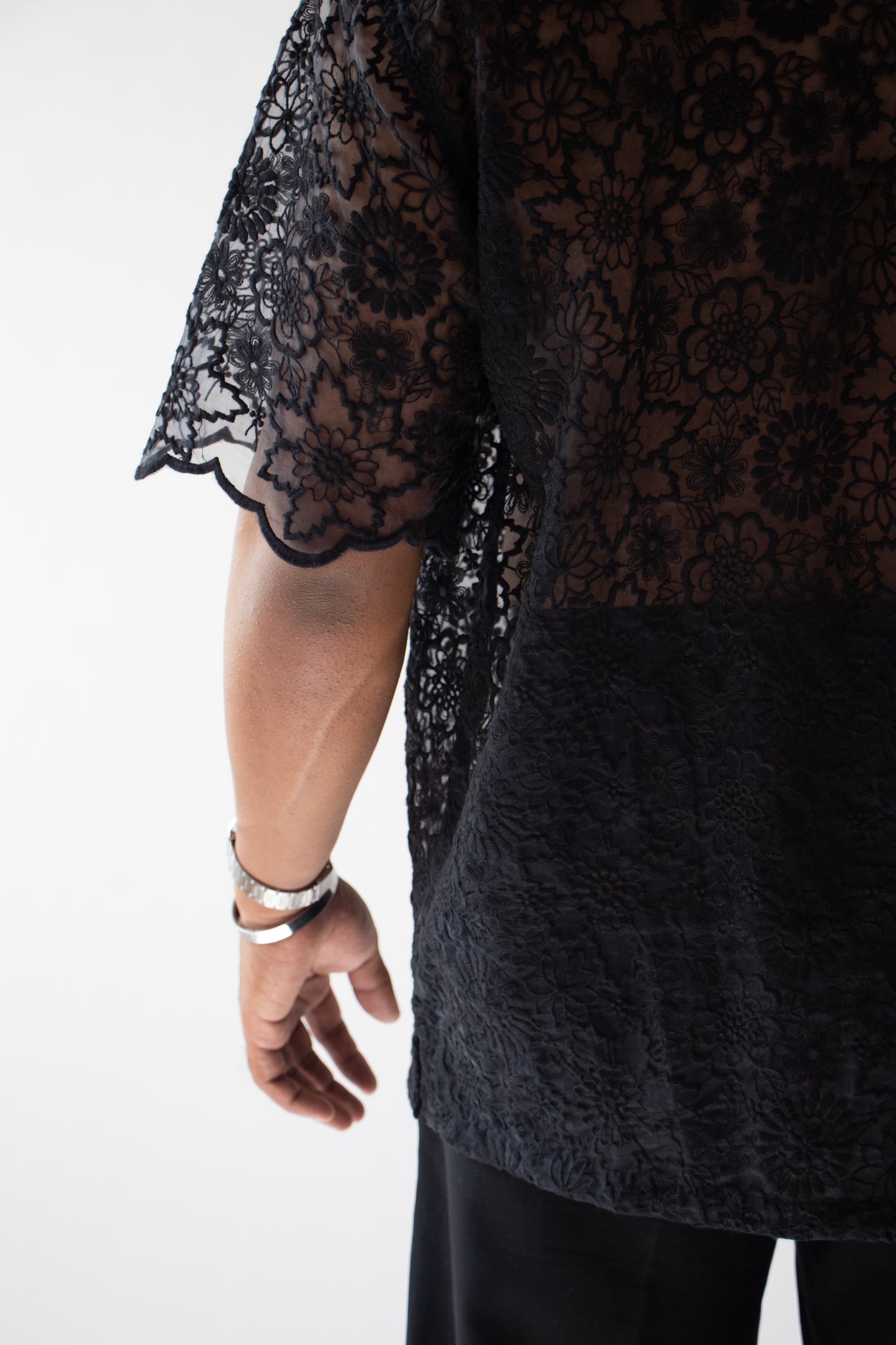 1 OF 10  THE EMBROIDERED CURTAIN SHIRT